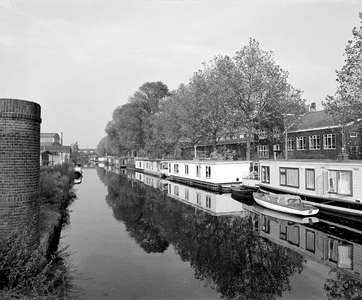 68195 Gezicht op de Oude Rijn te Utrecht, met woonboten, vanaf de Ouderijnbrug, uit het zuiden; rechts de Billitonkade ...